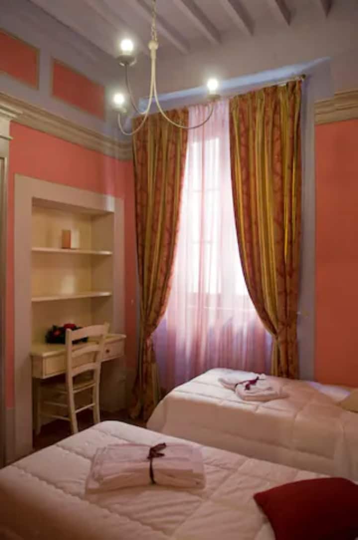 带窗户的双人客房，可俯瞰罗塞利诺球场