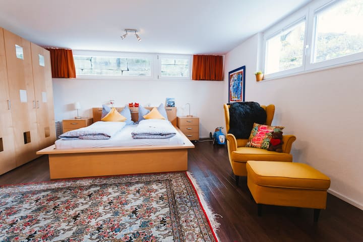 Doppelbett mit 2 bequemen Matratzen 90x180 cm / Kopfteil verstellbar