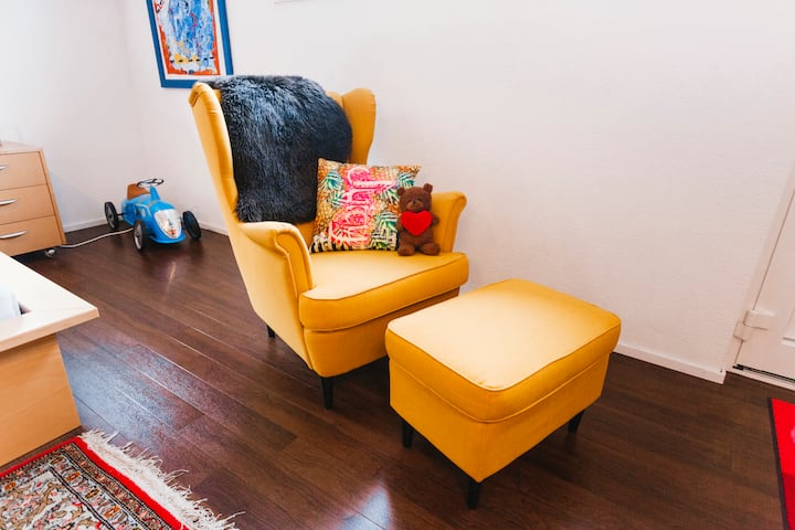 Steckdosenleiste unter dem Nachttisch beim blauen Auto