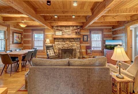 Cozy Log Cabin, Mountain views & HOT TUB, Fire Pit
