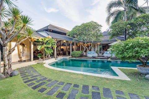 Stunning Stylish Comfort in Seminyak Heart of Upscale Villa