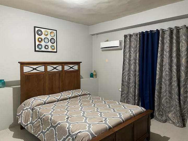Rummeligt soveværelse med aircondition og queensize-seng