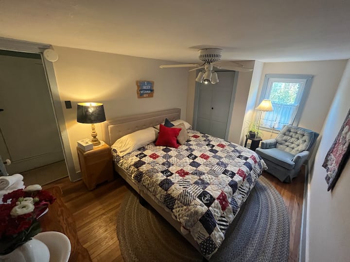 Dormitorio con cama tamaño king