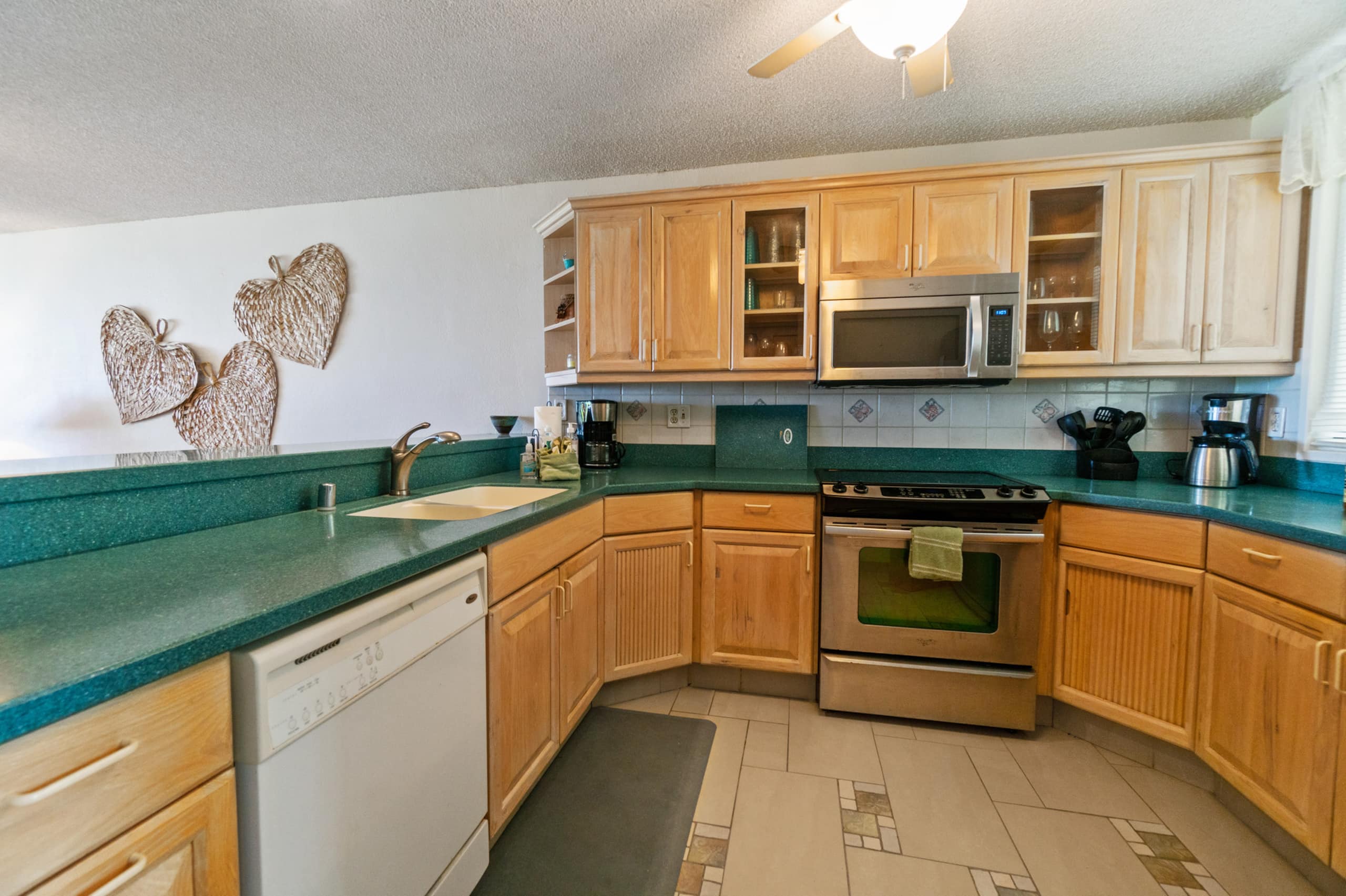 Condo in Kailua-Kona · ★4.44 · 2 bedrooms · 2 beds · 2 baths - Image 9