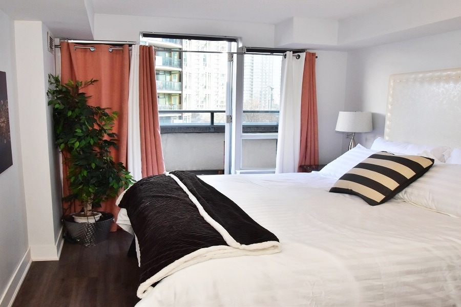 Главна спалня, двойно легло, самостоятелна баня, 2 изхода към голяма частна тераса