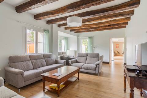 Gîte for 6 to 15 people, with orchard, in town.