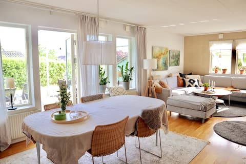 Lakeside oasis with golf, ski trails & nature, close to the city