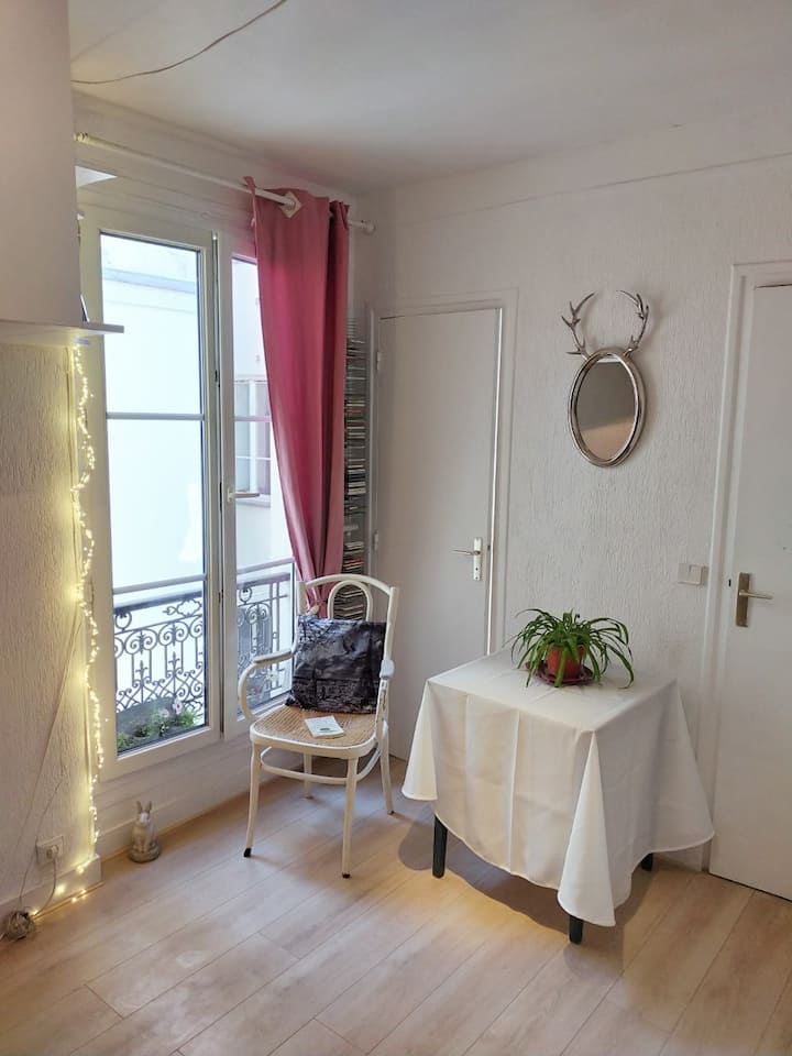 Tout Petit Mais Trés Bien Situé : ) - Avenue des Champs-Élysées - Paris