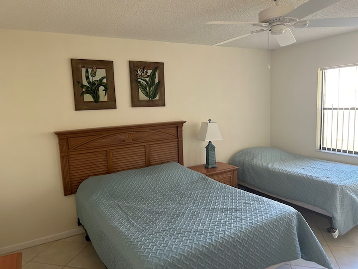 Gran área de baño principal con ventilador de techo.