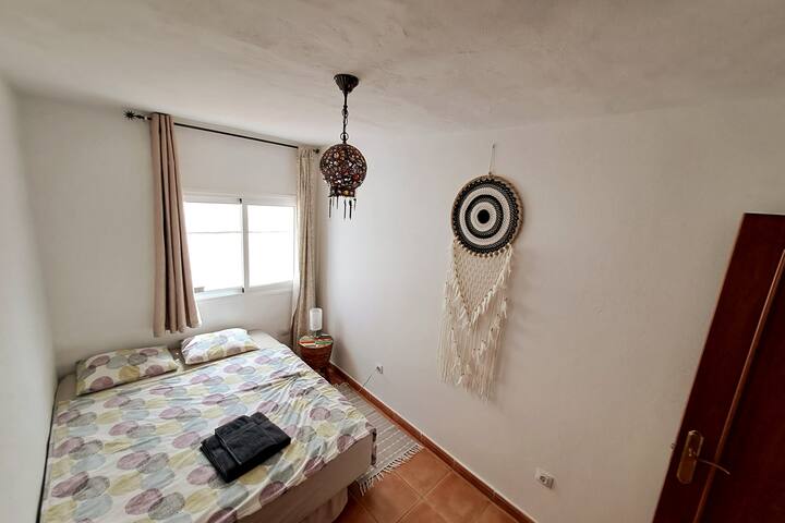 غرفة النوم، السرير 1.5 × 1.9 متر