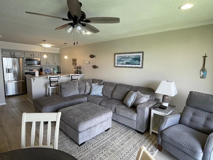 Fotka obývacej izby s barovými stoličkami