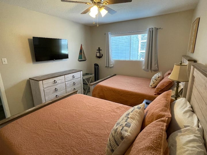 Výhľad na prednú spálňu zo skrine