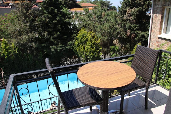 Middle Apartment (Pool View)