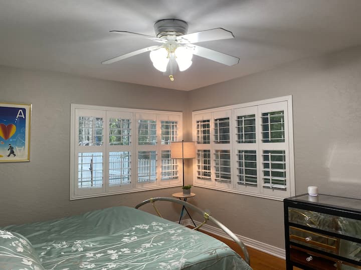 Glavna spavaća soba s bračnim krevetom (širine 180 - 200 cm   Prozori se otvaraju prema velikom ograđenom dvorištu. 