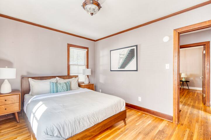 4BR • Sleeps 8 • Perfect for Groups & Families gallery image 2