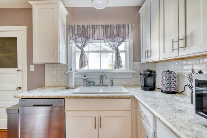 4BR • Sleeps 8 • Perfect for Groups & Families gallery image 4