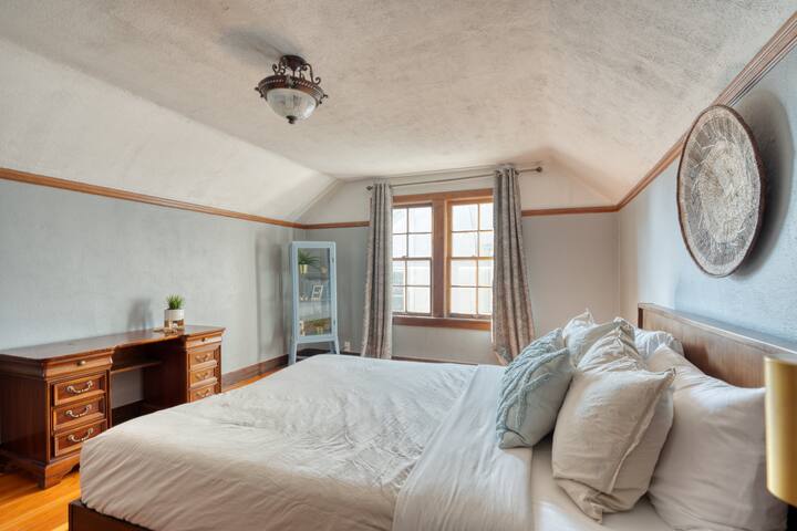 4BR • Sleeps 8 • Perfect for Groups & Families gallery image 5