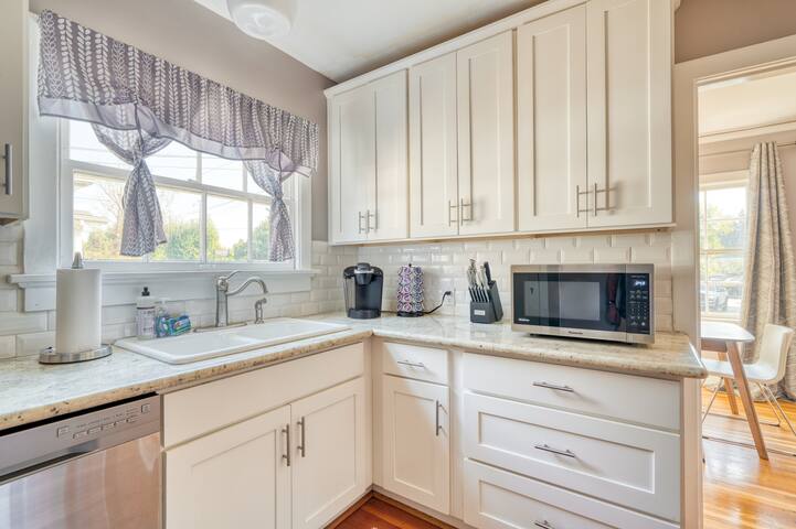 4BR • Sleeps 8 • Perfect for Groups & Families gallery image 3