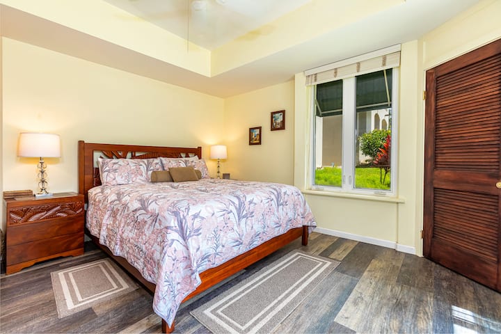 חדר שינה ראשי עם ריהוט מהגוני