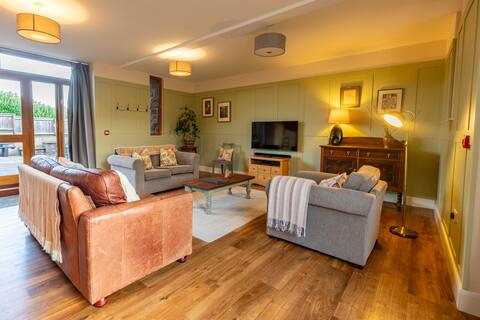 Marina View | Modern Barn | Canal | Brecon Beacons