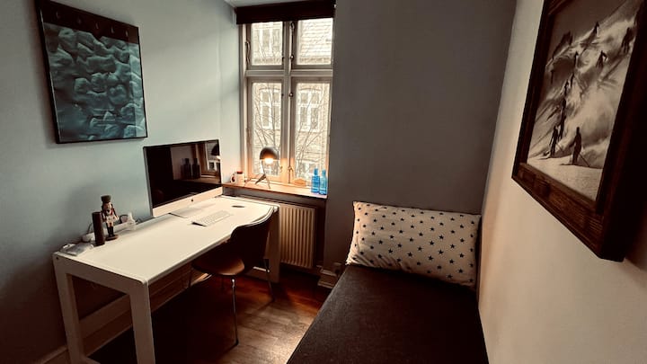 1st floor small bedroom with single bed to the garden