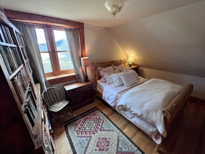 楼上有标准双人床。