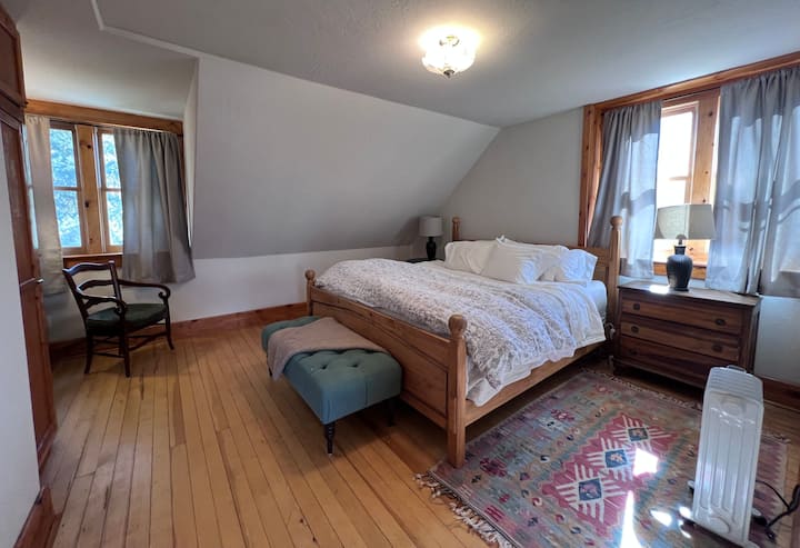 楼上有特大号床。