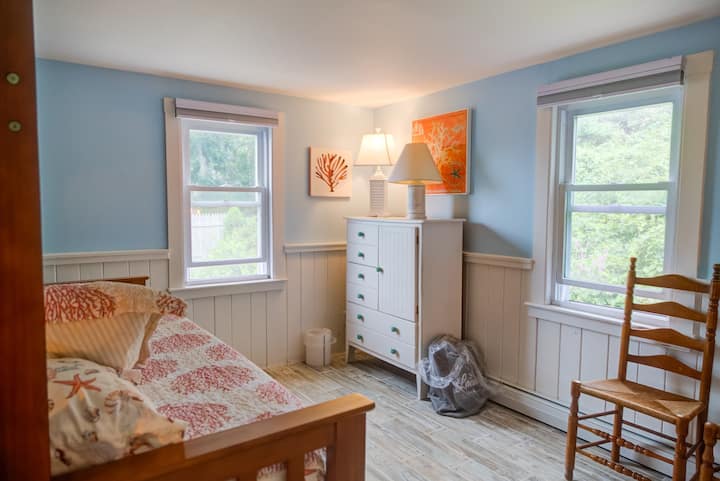 Двуетажна стая: с 4 легла... двуетажно легло, голямо двойно легло и две единични легла