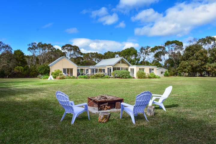 Walk to beach. Fireplace, fire pit. Pet friendly