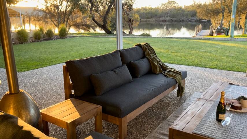 Murray River Retreat – Absolute River Front gallery image 5