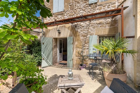 “Côté Cour” 2 room apartment in the heart of Rognes.