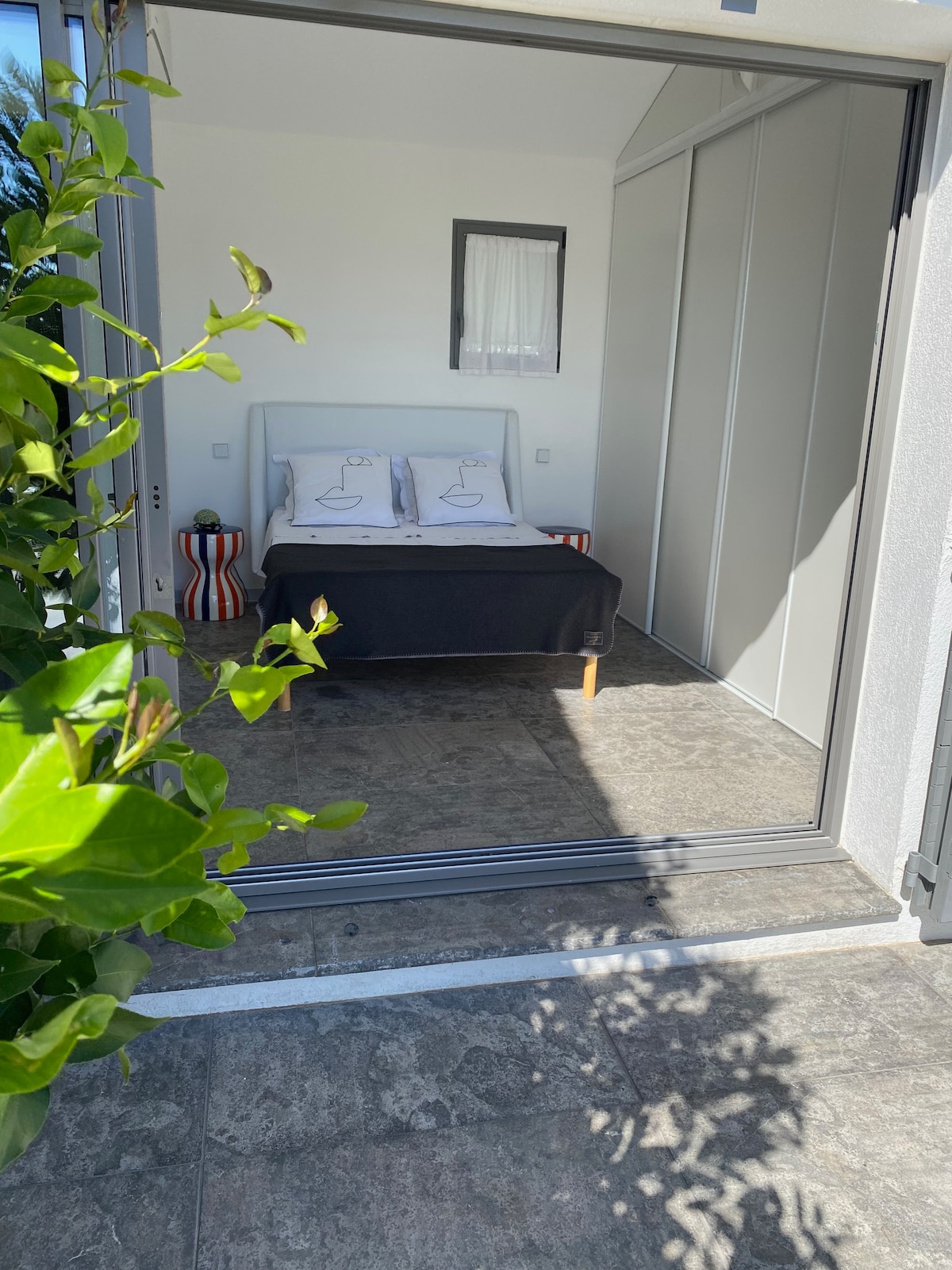 Პირველი სართულის ფლიგელი საშხაპე ოთახითა და უნიტაზით, რომელიც პირდაპირ აუზს გადაჰყურებს 
Მასში არის ტელევიზორი და დამოუკიდებელი კონდიციონერი.