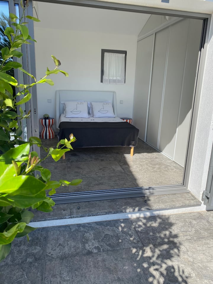 Chumba cha sakafu ya chini kilicho na chumba cha kuogea na choo kinachoangalia bwawa moja kwa moja 
Ina televisheni na kiyoyozi cha kujitegemea.