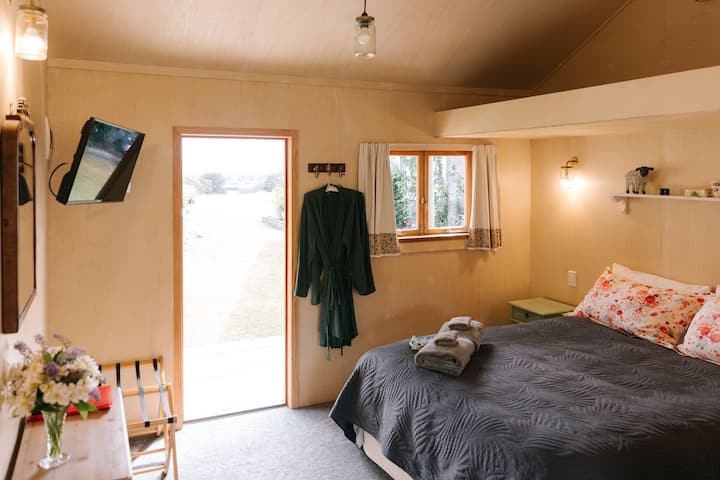 Kúpeľové župany do vonkajšieho kúpeľa. TV a úschovňa batožiny.