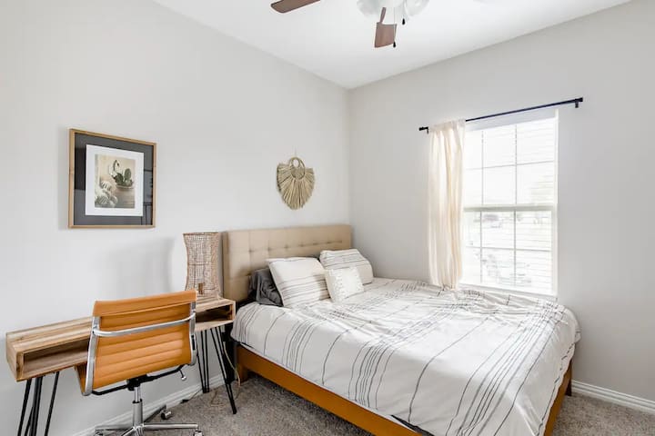 Chumba cha kulala cha wageni kilicho na kitanda cha Malkia