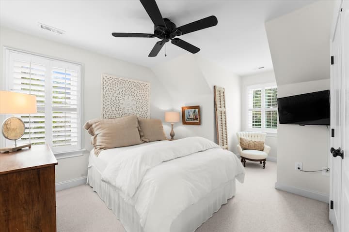 2号卧室楼上。Jack和Jill卧室共用卫生间，带1号卧室