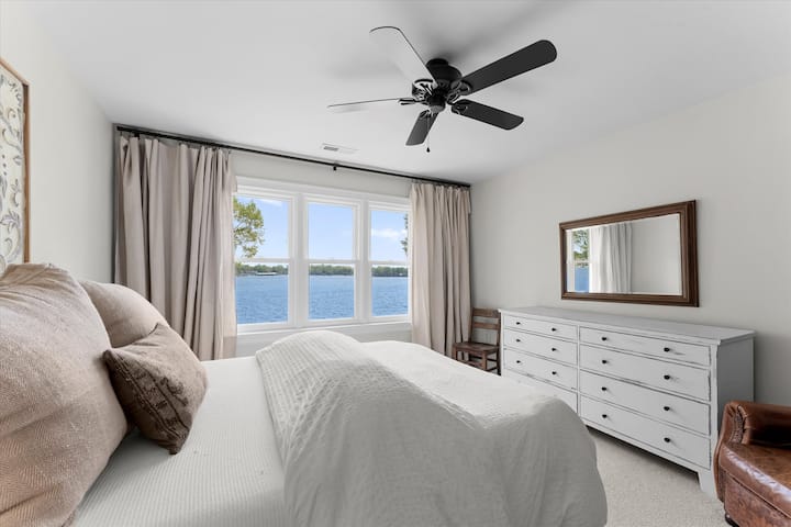 楼上4号卧室。大号卧室和独立浴室。  