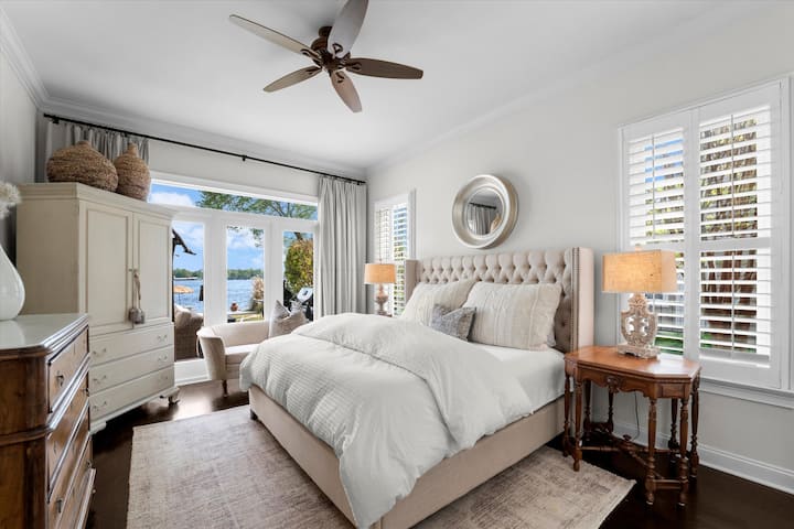 5号卧主卧可欣赏加大双人床和湖景。  在楼下的主楼层。