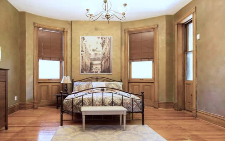 Тази просторна, романтична спалня е в средата на втория етаж и се свързва през малък килер с „детска стая“ с двуетажни легла в съседство.