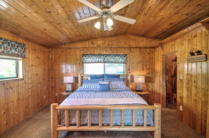 חדר השינה הראשי של הבית הראשי.