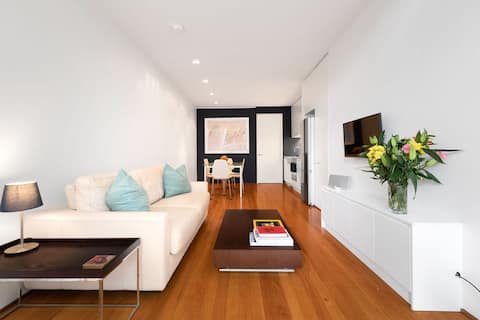 Top Airbnb: Chic inner-city 1 bedder with parking, pool, gym in Darlinghurst