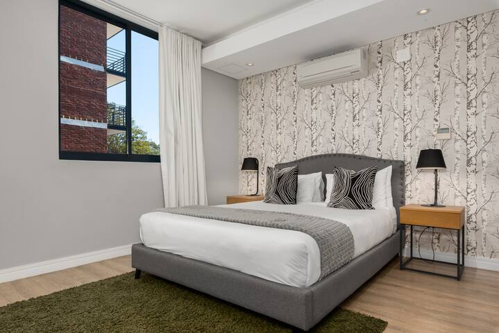 Green Point Retreat | 4BR, 2 Units, Netflix & BBQ gallery image 4