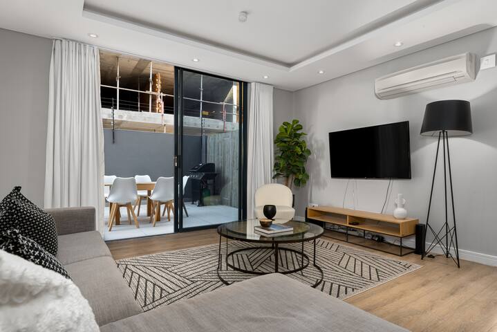 Green Point Retreat | 4BR, 2 Units, Netflix & BBQ gallery image 2