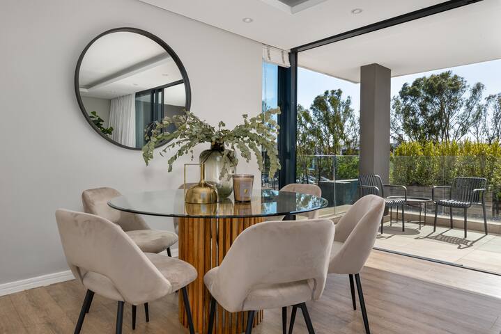 Green Point Retreat | 4BR, 2 Units, Netflix & BBQ gallery image 5