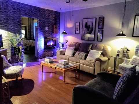 Riverside 4 bedroom Farmhouse Downtown