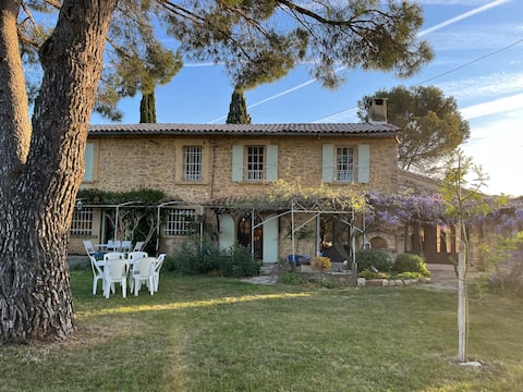 Beautiful Provençal farmhouse in the heart of the vineyards