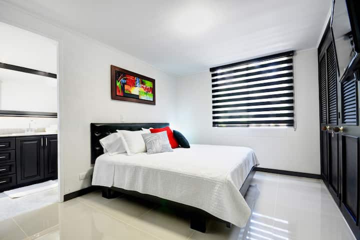 Një dhomë gjumi e qetë me një krevat dopio "queen" dhe një ambient të rehatshëm, të përsosur për net të qeta dhe çlodhje.