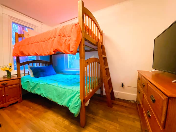 楼下卧室-上铺目前有一个可拆卸的保安（此处未显示）