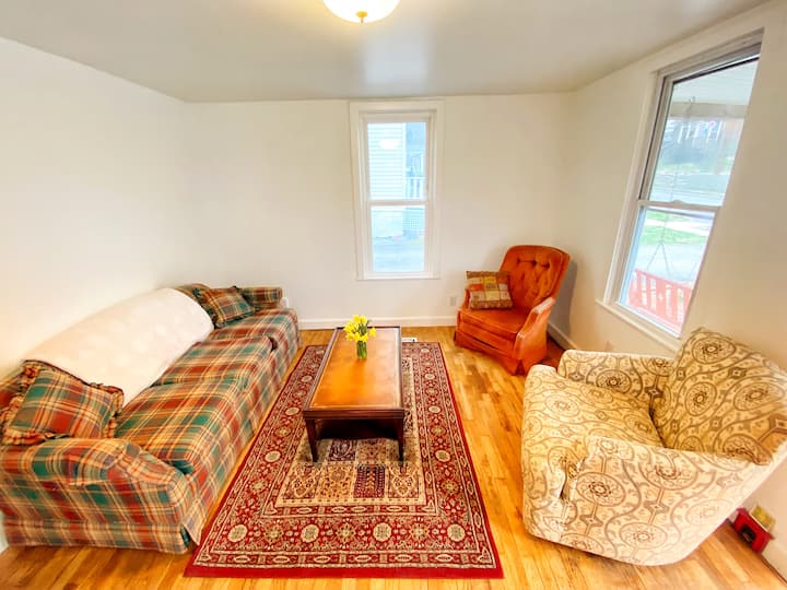 楼下客厅配备折叠沙发