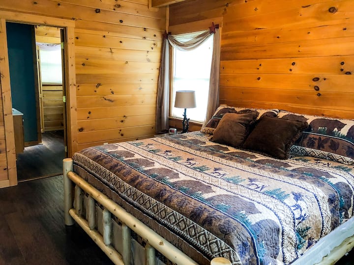 Relax in this top-floor bedroom, which features a king-size bed, warm wood finishes, and an attached bathroom & laundry for ultimate comfort. Your perfect Smoky Mountain retreat